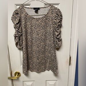 Love Ryan Los Angeles Animal Print 3/4 Gathered Sleeve Top size Large
